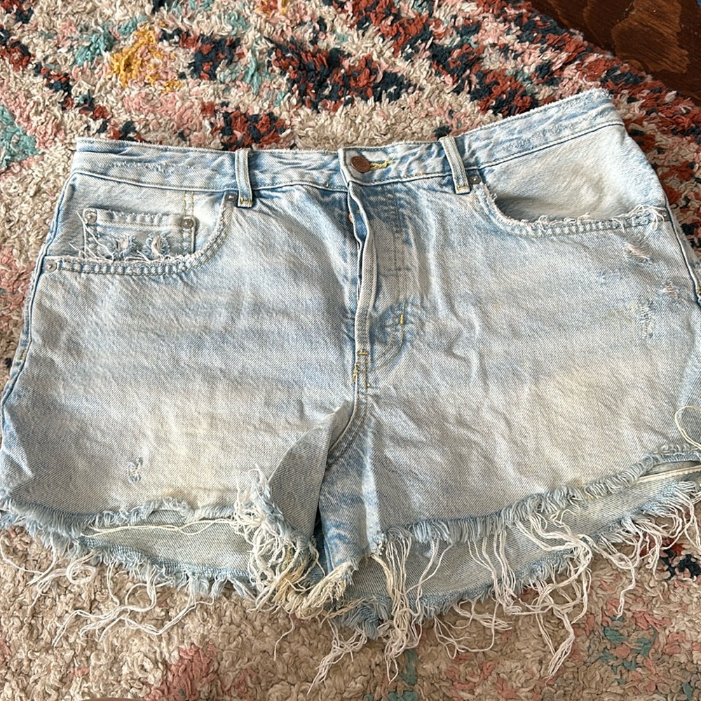 Free people denim shorts. Size 32